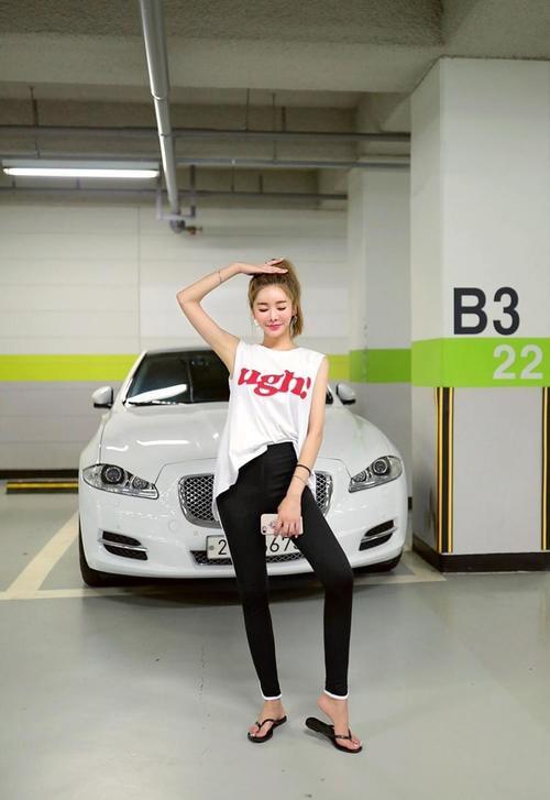 清新韩国美女车库内拍时尚写真，身材曼妙休闲活力十足！