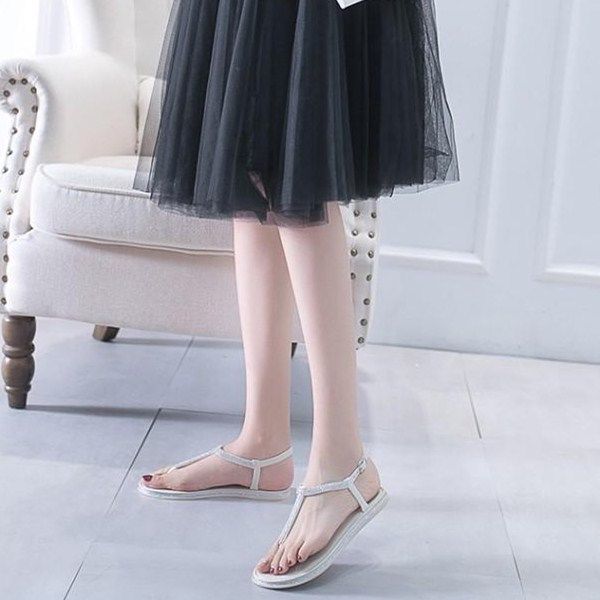 谁说夏天穿连衣裙非要搭高跟鞋?舒适的凉鞋,穿上更加有女人味