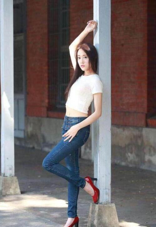 身材微胖的牛仔裤美女，婀娜身姿，充满女性魅力！