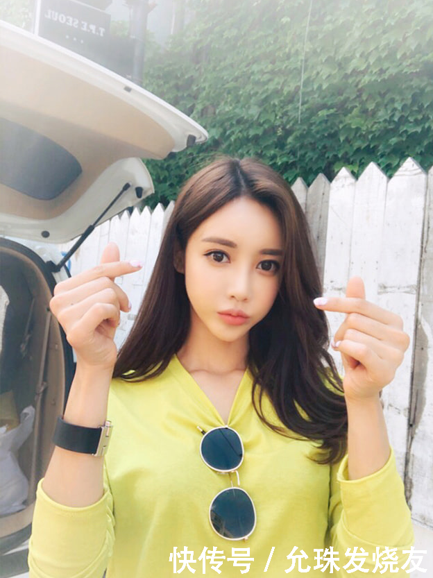 孙允珠可爱街头柠檬黄悠闲度假裙