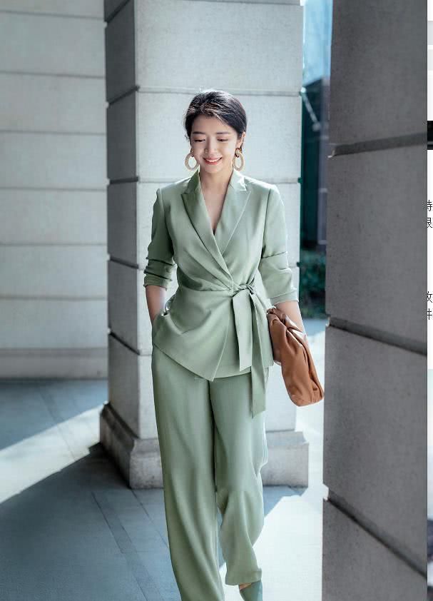 【博主】2019年流行的小西服还不容易穿跟随三木时尚博主那样穿，时尚潮流又显年轻