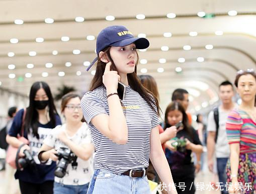 林允太拼了！这么短的超短裤还在往上卷边，网友大腿内侧都露了