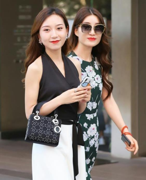  姐妹■街拍：一起逛街的小姐妹，貌美如花，笑容甜美可爱