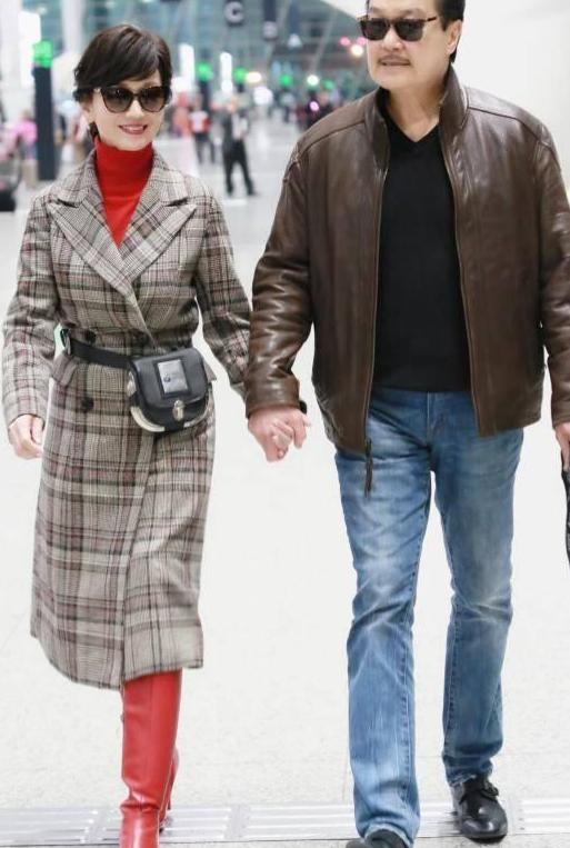 64岁赵雅芝近照挑战大红靴，网友：18岁小姑娘都没你时尚