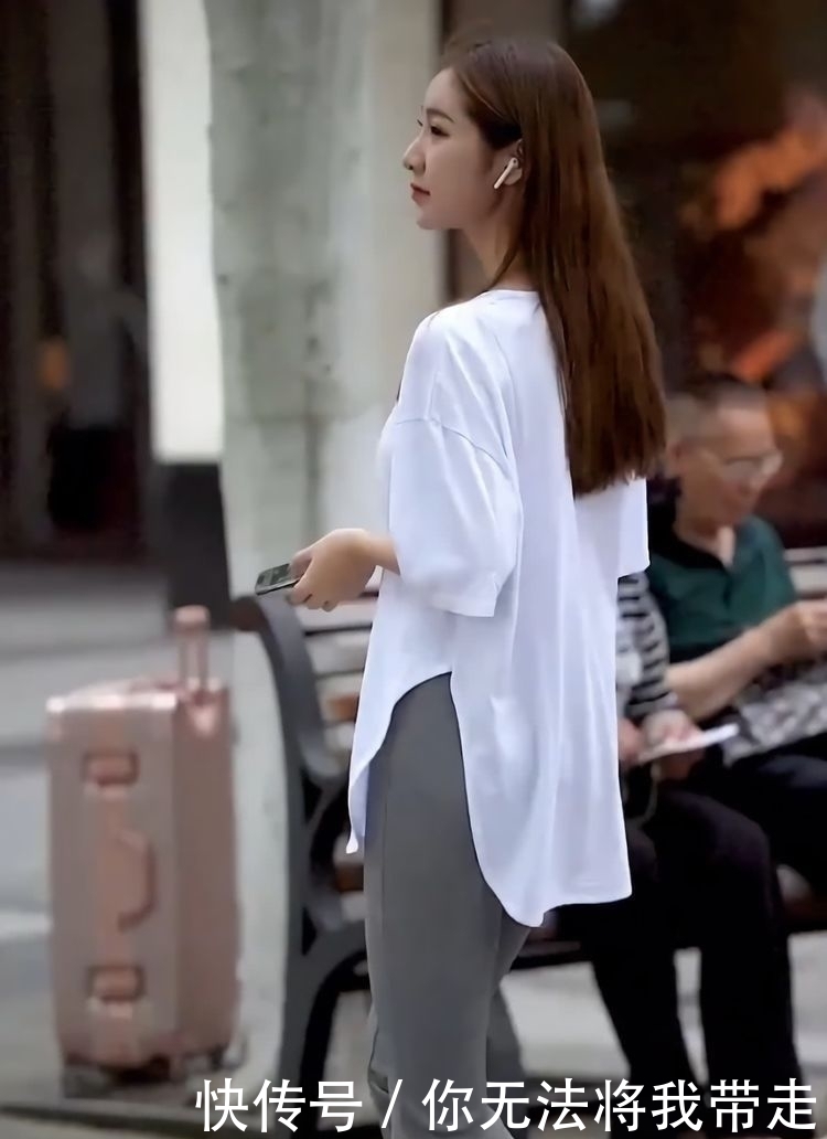  『美女』美女是来街拍还是去买菜，穿着“睡衣”就出门了，够接地气