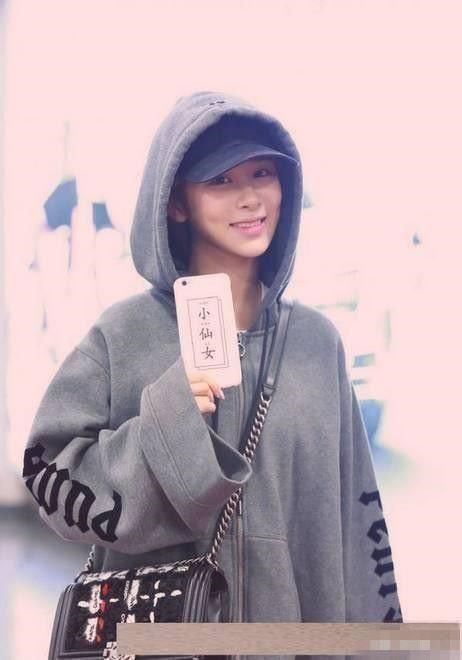 杨紫又调皮了,穿“男友卫衣”不说,手机壳上的字更吸睛!