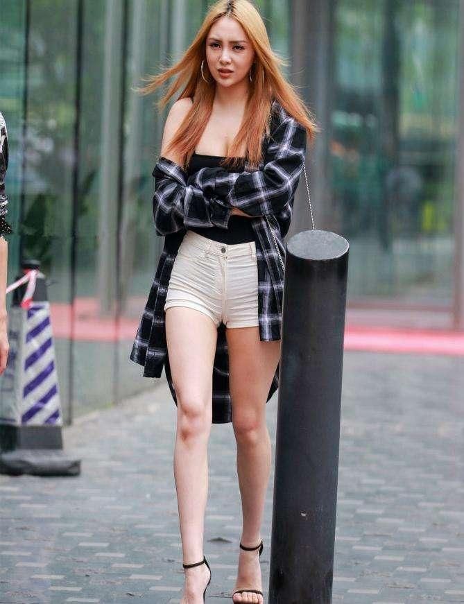 街拍: 美女你会不会脸红, 短裤不是这样穿的吧?