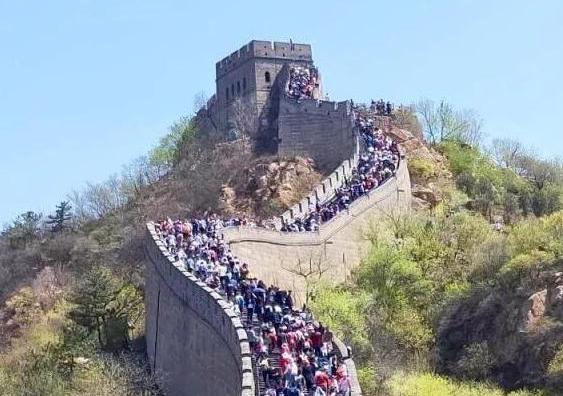 五一的长城游客“龟速移动”，一分钟走一步，游客：再也不来了