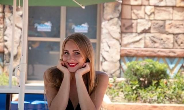 乌克兰路上美女成群，见到中国游客就面带笑容