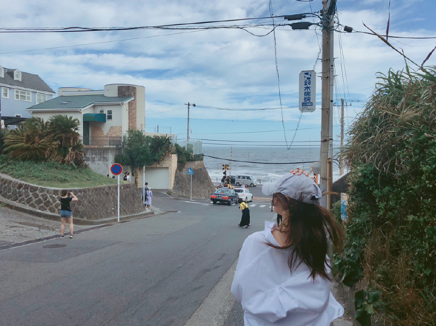 关晓彤美腻了！一袭天蓝色吊带连衣裙仙气十足，网友：终于穿对了