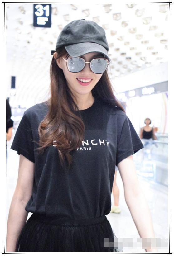 唐嫣可算开窍了！终于懂得把那双火柴腿遮住了！