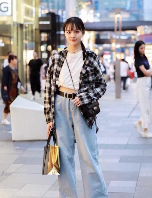  #魅力十足#街拍：倾城倾国的小姐姐，一件白色的连衣裙，时尚女神魅力十足