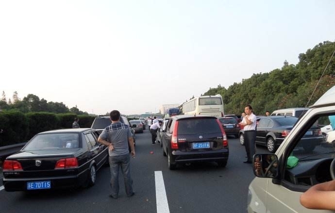  「车道」高速上这个“怪现象”，终于开始整顿了，司机：早该如