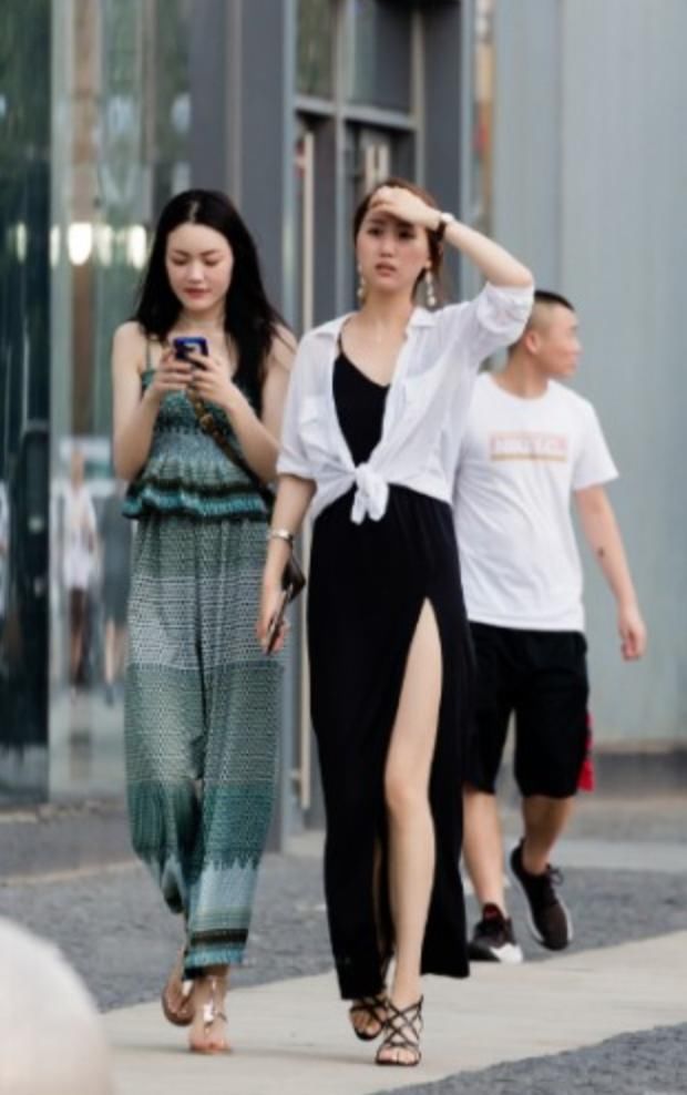 大长腿搭配开叉飘逸长裙，真的惊艳到了!