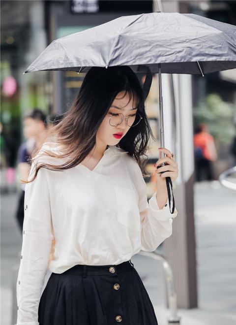 街拍：时尚性感的小姐姐，打扮上既简约又时尚很美好！