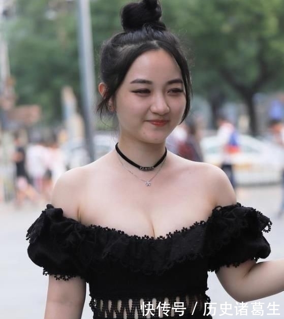 【热裤】街拍:青春靓丽的小姐姐,一件粉色上衣配牛仔热裤,完美好身材
