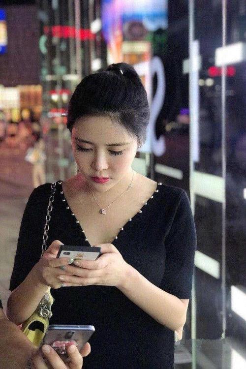 街拍：一身白色套装的小美女，侧面看上去成熟性感，身材窈窕迷人