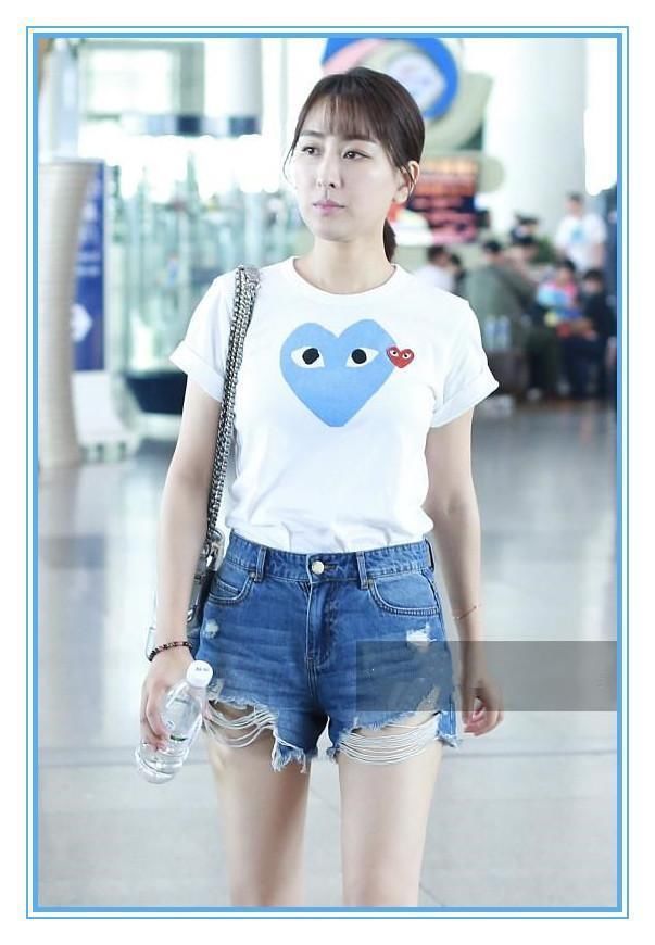 马苏为博眼球,白T配短裤走机场,撞上胡冰卿,清纯装纯一目了然