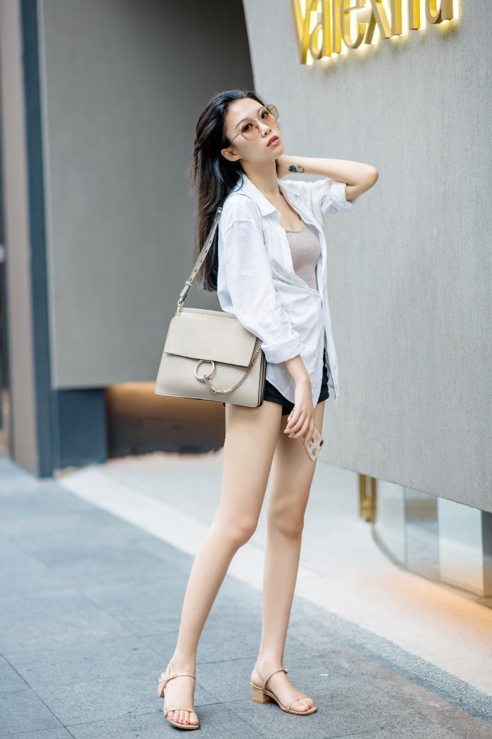 路人街拍，小姐姐一袭黑色吊带，尽显窈窕曼妙的身姿曲线