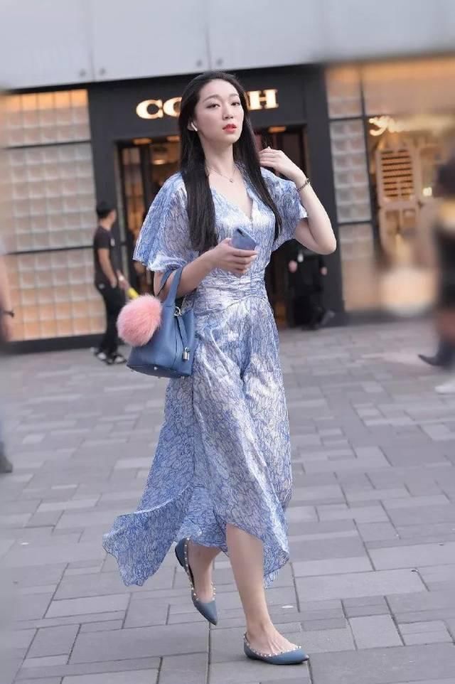  「紧身裤」女生紧身裤搭配高跟鞋，魅力的身姿让人着迷