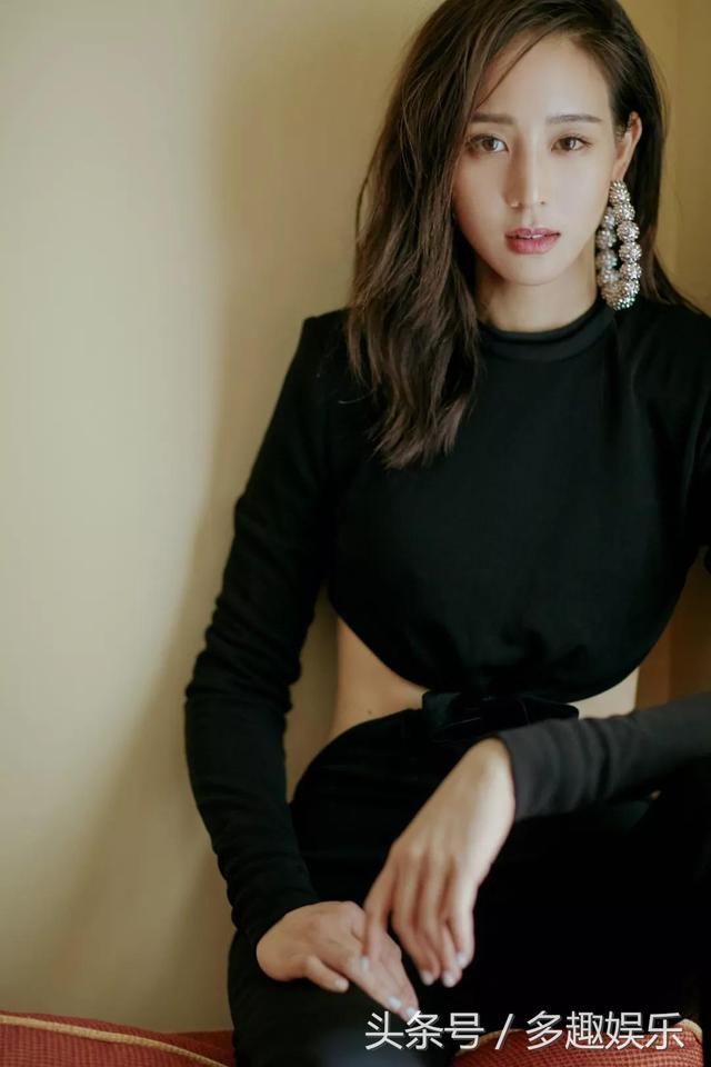 张钧甯贴身连体裤露腰一展傲人身材，杨紫搭配红黄绿穿出少女感