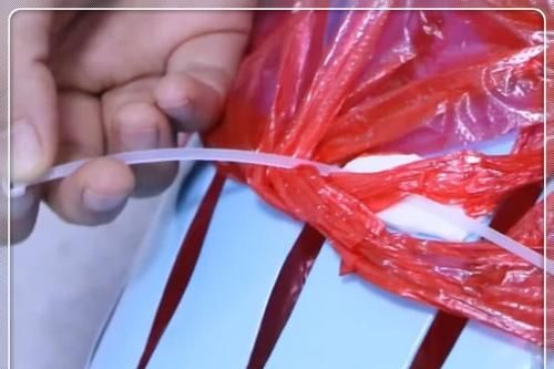  【垃圾桶】垃圾桶上放两个扎带，一年少花很多冤枉钱，实用又方便
