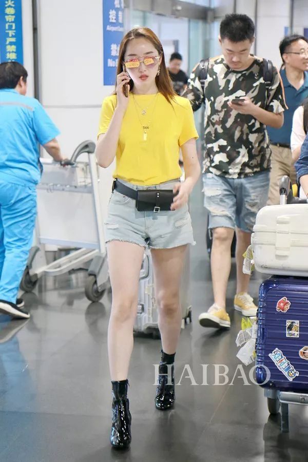 李小璐高调复出靠母女装扮嫩?刘雯一裤两穿太会搭…【海报街拍】