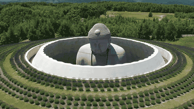 他用三年深埋十几米的大佛,是为了让黑暗中的生命走向光明!