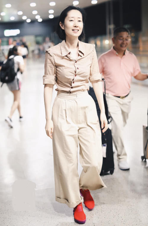 刘敏涛出门不化妆就算了，衣服还不穿好，真拿自己当大妈了？