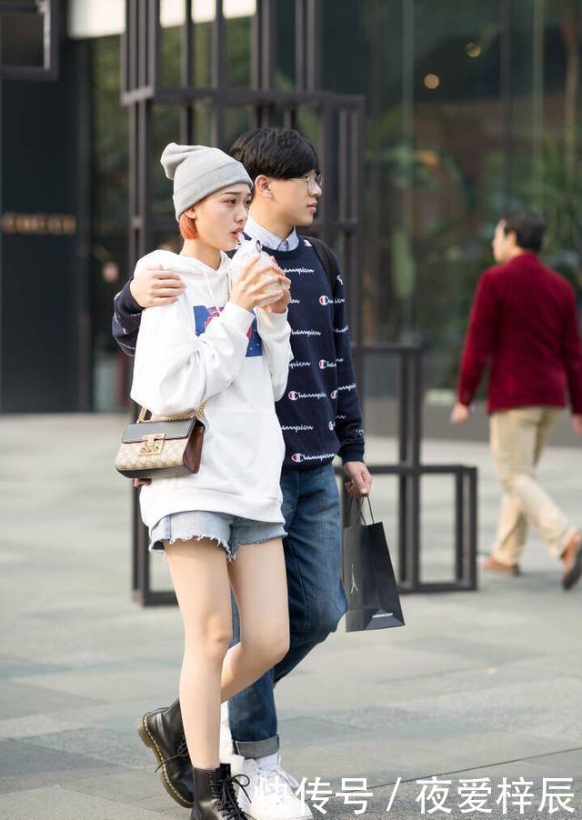  『特别』街拍：穿着特别清凉的美女，白色的吊带裙十分具有仙女的气息！