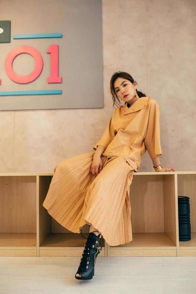 陈嘉桦一身绿装现身，看到她的脚趾我呆了，网友：强迫症都犯了！