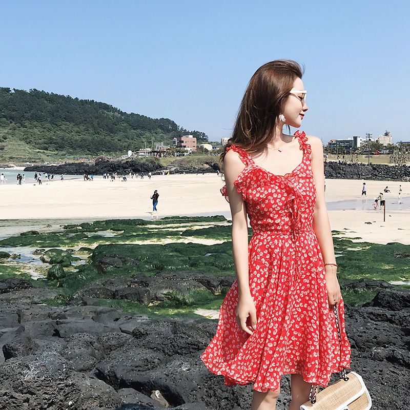 太美了!海边度假，老婆穿这样的吊带连衣裙，玲珑曲线优雅不凡