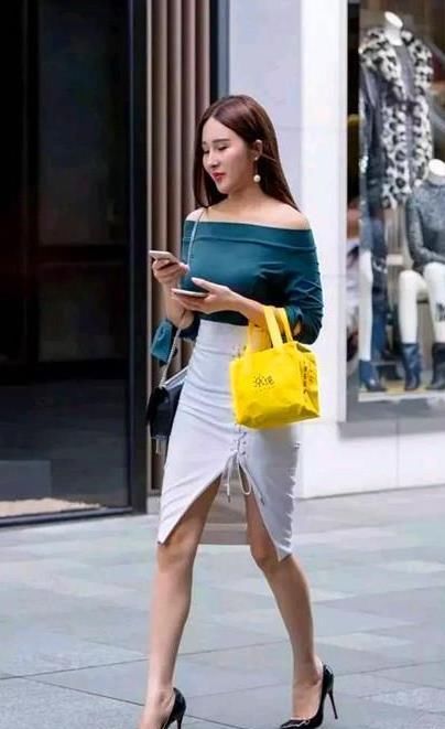  「气质」街拍：肤如凝脂的美女，一件一字肩配白色半身裙，时尚女神魅力