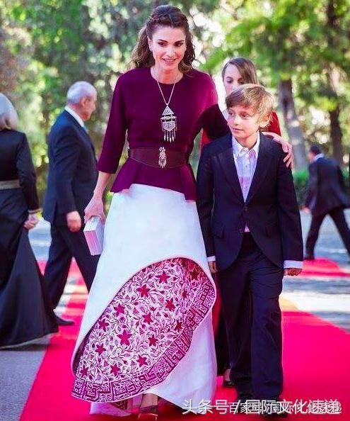 各国第一夫人穿传统服装：梅拉尼娅穿旗袍秀中国美，英拉泰国风情