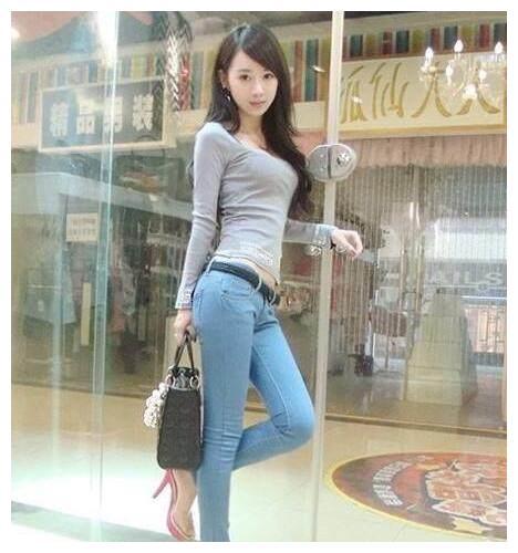 很会打扮的漂亮女孩，搭配紧身牛仔裤，尽显时尚的魅力！