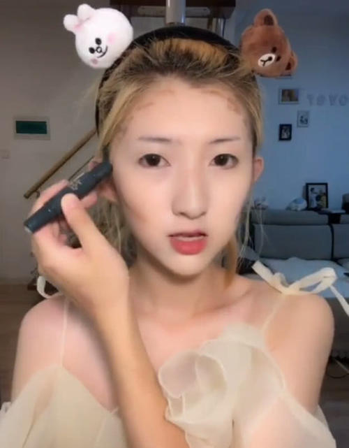 漂亮素颜妹子直播化妆，全程萌到不行，网友：小仙女就是你吧！