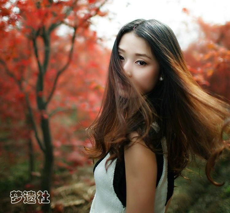 枫叶下的气质美女黑丝美腿飘逸长发