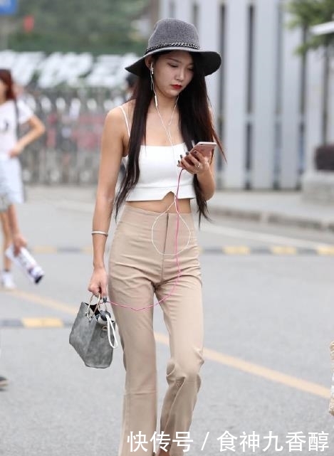  #穿搭#精致小姐姐紫色天然，笑容甜美可爱，超显小清新灵动！