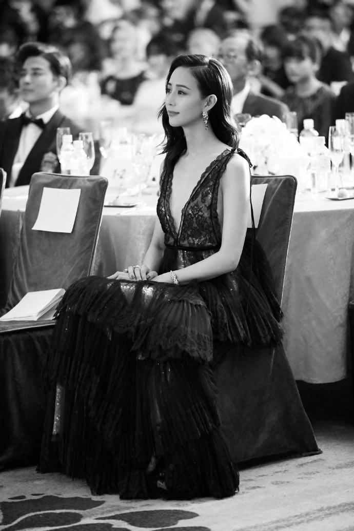 张钧甯不得了，身穿一件深V领连衣裙低到胃，网友：不愧为女神！