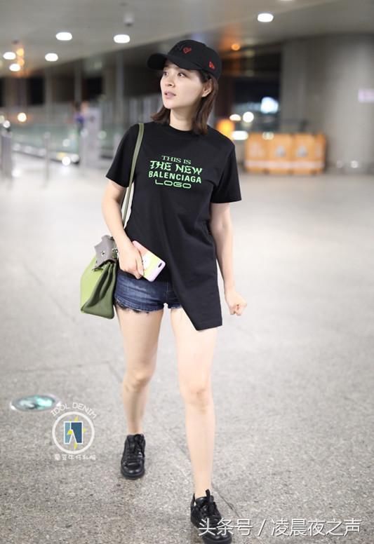 邓莎真厉害！这么紧的牛仔裤也硬塞进去挤出一圈肉，网友：真是拼