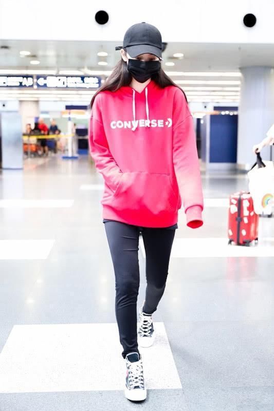 欧阳娜娜也去上学了，穿健身裤显活力，真想和这样的学妹成校友！