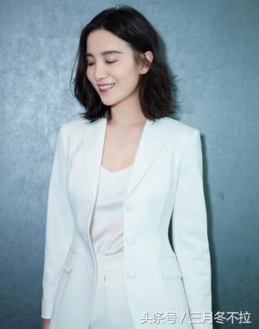 街拍宋佳时尚又霸气，网友:小宋佳坐姿真爷们，我服了