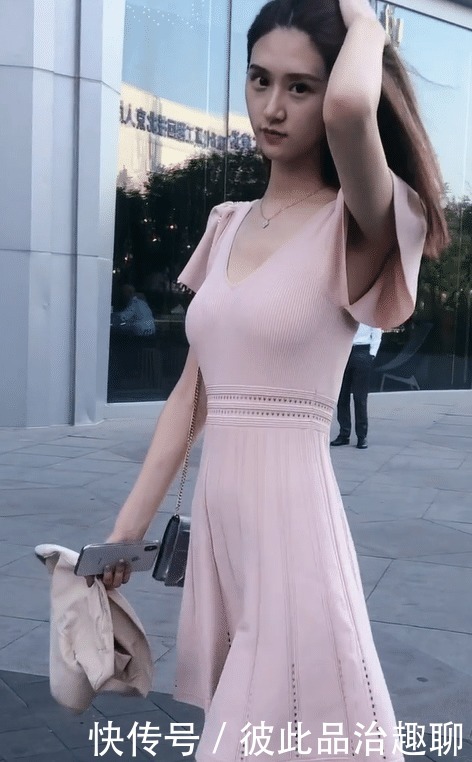 美女|美女一身小粉裙，秀发飘逸很是清新！