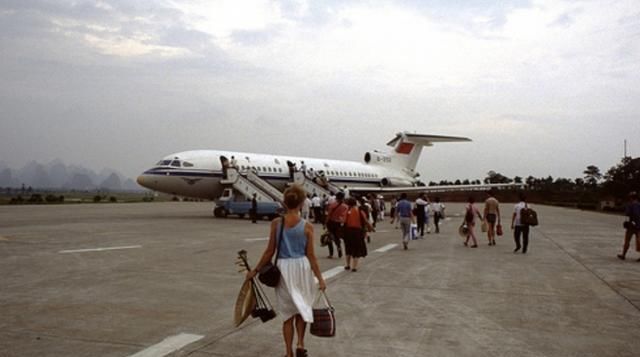 老照片：80年代的中国航空业，那会坐飞机的都不是一般人