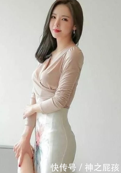 #气质#藕粉色修身长袖,搭配浅咖啡色半身裙,彰显气质女人的魅力