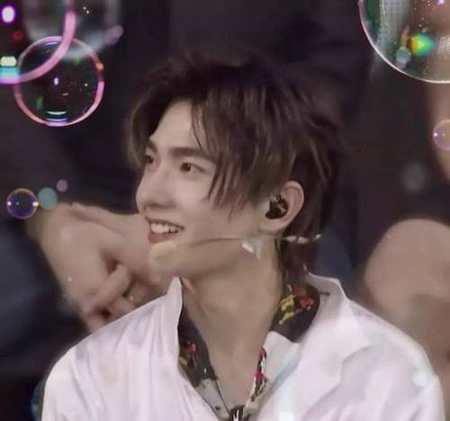 鲻鱼头发型得靠颜值撑！范丞丞像精灵，杨洋超日系，鹿晗不敢认！