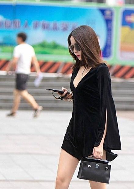 气质小姐姐黑色连体衣大秀时尚美腿，时尚范儿扑面而来