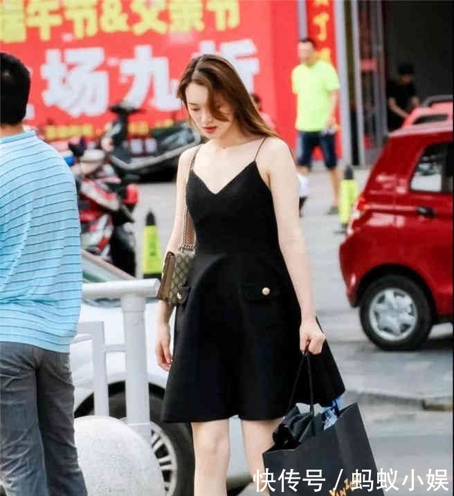  『雅致』美女街拍：小姐姐的清新装来袭，基础款简单雅致，美丽又显时尚感