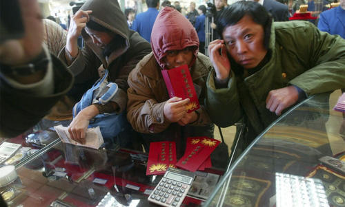 镜头下:势不可挡的“黄金潮”中国大妈你服吗