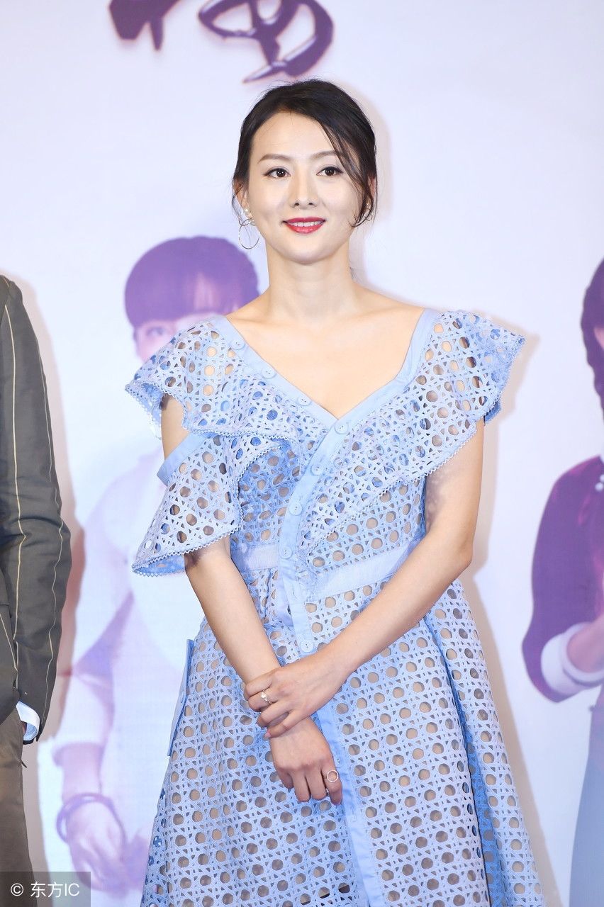 王靖云，穿短袖镂空连衣裙亮相，裙子很美，人，自个看吧